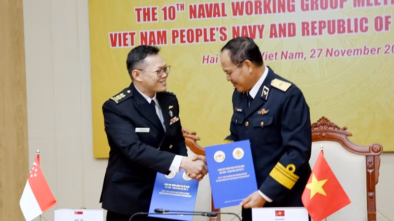 Đại diện Hải quân hai nước trao biên bản ký kết.