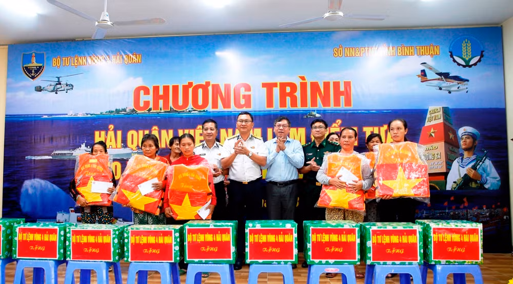 Trao quà các gia đình ngư dân có hoàn cảnh khó khăn.