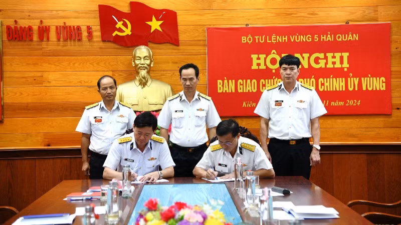 Ký biên bản bàn giao chức trách, nhiệm vụ Phó Chính ủy Bộ Tư lệnh Vùng 5 Hải quân.
