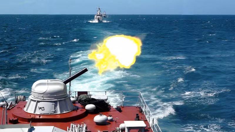 Các biên đội tàu của Lữ đoàn 175, Vùng 5 Hải quân kiểm tra bắn đạn thật trên biển.