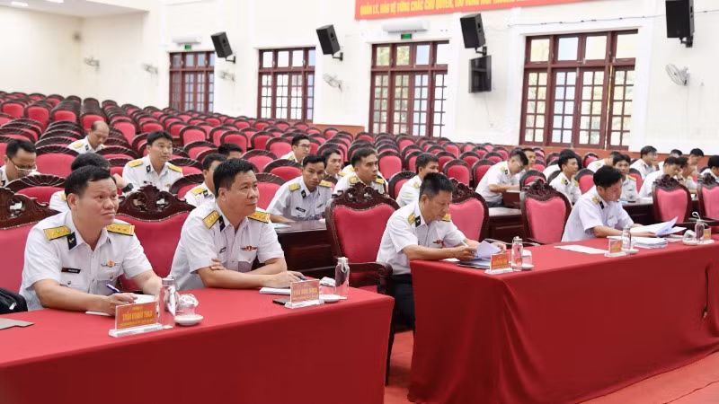 Cán bộ, sĩ quan các cơ quan, đơn vị và đội ngũ cán bộ tàu thuộc Lữ đoàn 127, Lữ đoàn 175 tham dự lớp tập huấn.