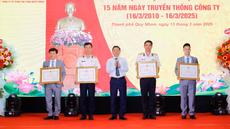 UBND tỉnh Bình Định tặng Bằng khen cho Công ty Tân cảng miền trung.