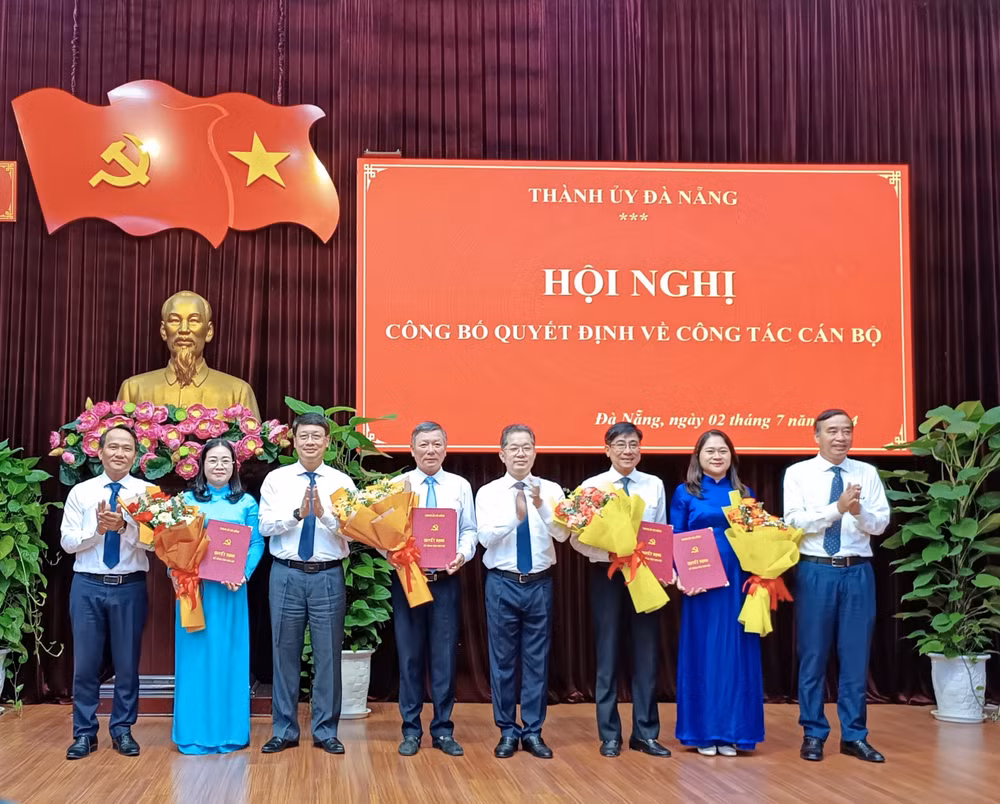 Lãnh đạo thành phố Đà Nẵng tặng hoa chúc mừng các đồng chí vừa được điều động, phân công, bổ nhiệm. 