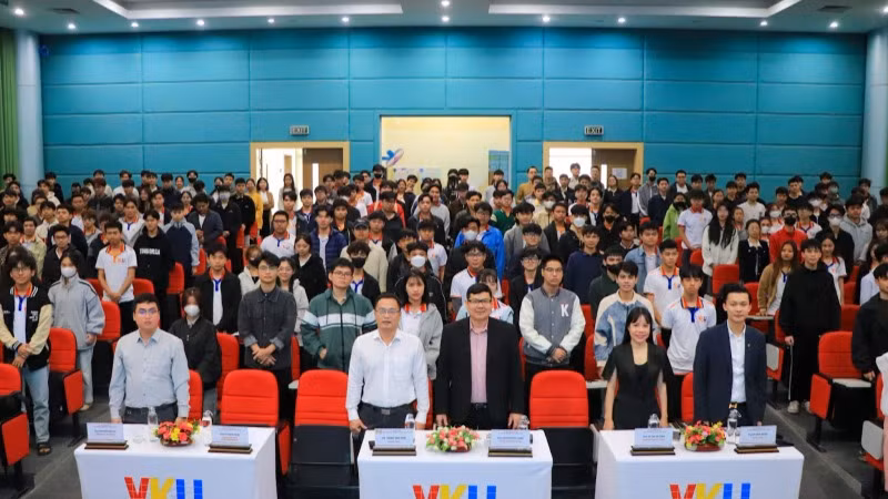 Hơn 500 sinh viên, giảng viên tham dự tọa đàm bằng hình thức trực tiếp và trực tuyến.