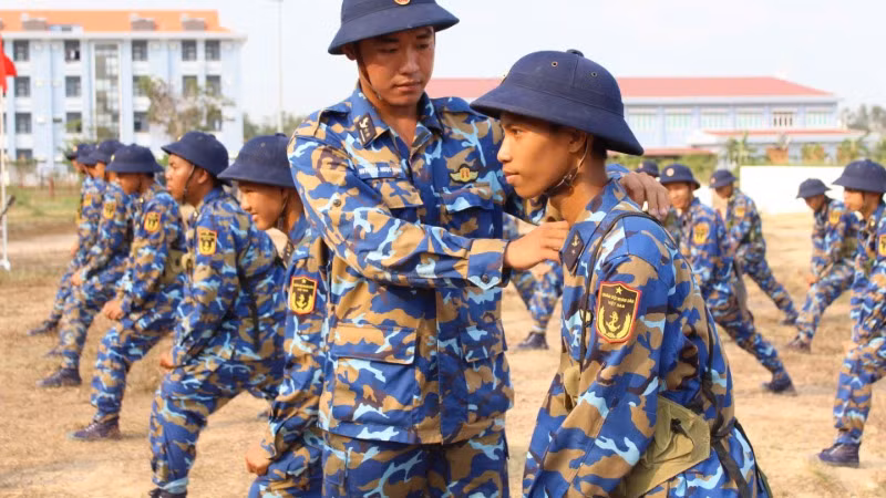 Cán bộ chỉ huy hướng dẫn, uốn nắn thêm tư thế chiến đấu.