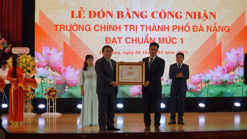 Đồng chí Nguyễn Xuân Thắng trao Bằng công nhận đạt chuẩn mức 1 cho Trường Chính trị thành phố Đà Nẵng.