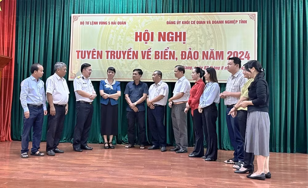 Báo cáo viên của Bộ Tư lệnh Vùng 5 Hải quân và các đại biểu thuộc Khối cơ quan và Doanh nghiệp tỉnh An Giang trao đổi một số nội dung về tình hình biển, đảo Việt Nam hiện nay.