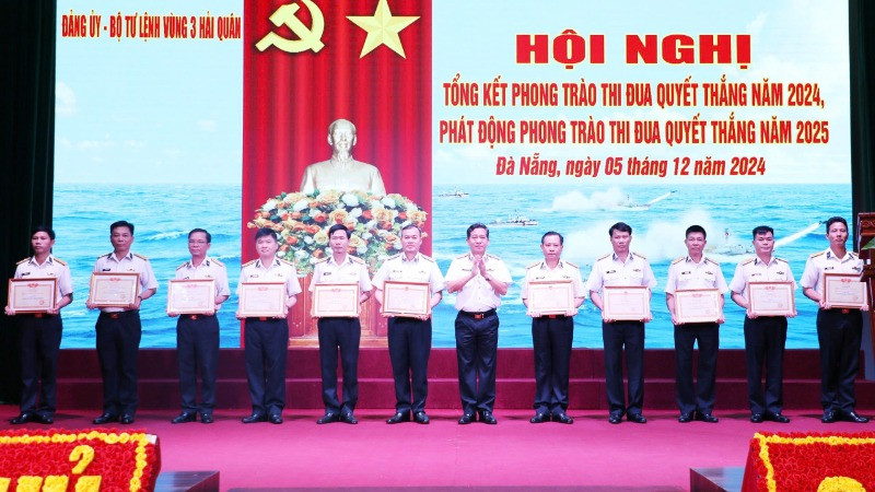 Trao Bằng khen của Bộ Quốc phòng, Quân chủng Hải quân tặng các tập thể, cá nhân Vùng 3 Hải quân có thành tích xuất sắc trong thực hiện các nhiệm vụ năm 2024.