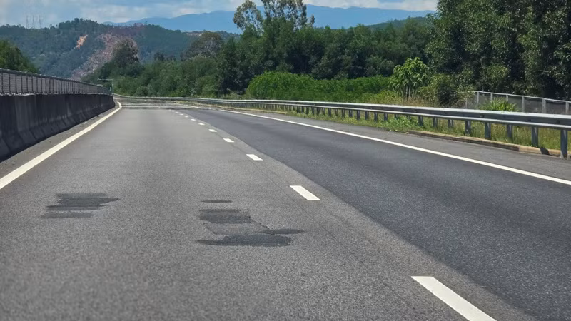 Ổ gà vừa được vá sơ sài, chiếu lệ.