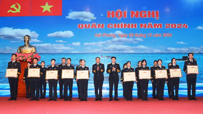 Thủ trưởng Cục Chính trị trao thưởng các cá nhân đạt danh hiệu chiến sĩ thi đua cấp cơ sở năm 2024. Thủ trưởng Cục Chính trị trao thưởng các cá nhân đạt danh hiệu chiến sĩ thi đua cấp cơ sở năm 2024.