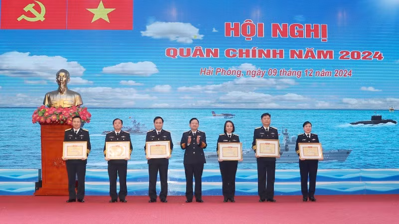 Trung tướng Nguyễn Văn Bổng trao thưởng danh hiệu chiến sĩ thi đua cho các cá nhân. Trung tướng Nguyễn Văn Bổng trao thưởng danh hiệu chiến sĩ thi đua cho các cá nhân.