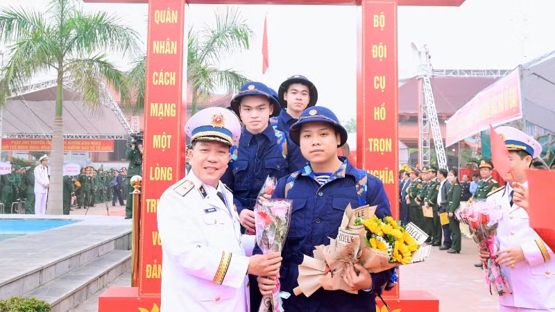 Chuẩn Đô đốc Trần Xuân Văn, Bí thư đảng ủy, Chính ủy Vùng 1 tặng hoa thanh niên nhập ngũ.