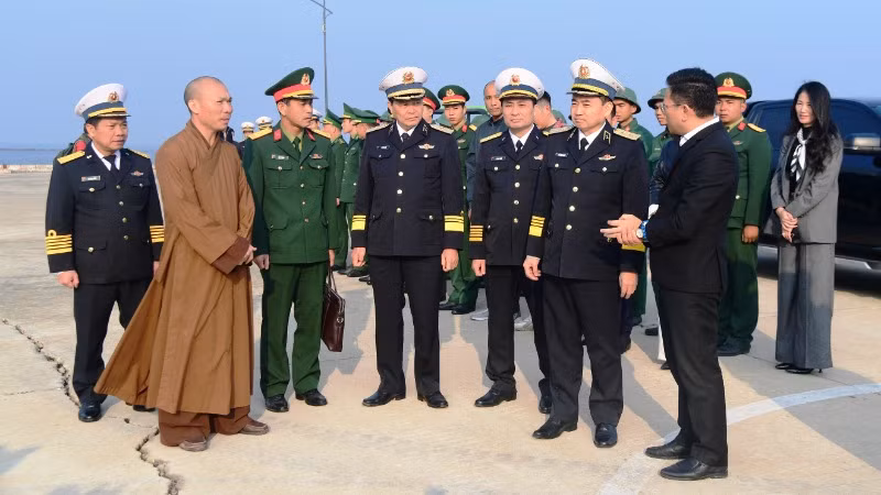 Cán bộ, chiến sĩ và các lực lượng trên đảo Trần đón đoàn công tác tại cầu cảng.