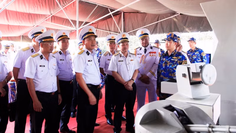 Trung tướng Nguyễn Văn Bổng, Bí thư Đảng ủy, Chính ủy Hải quân kiểm tra mô hình học cụ trưng bày tại Lễ ra quân huấn luyện Lữ đoàn 162, Vùng 4 Hải quân.