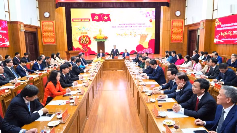 Quang cảnh buổi gặp mặt kỷ niệm 95 năm ngày thành lập Đảng.