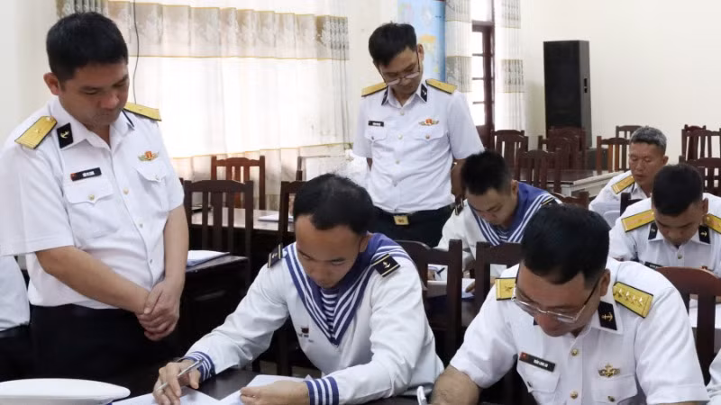 Kiểm tra về nhận thức chính trị của cán bộ, chiến sĩ.