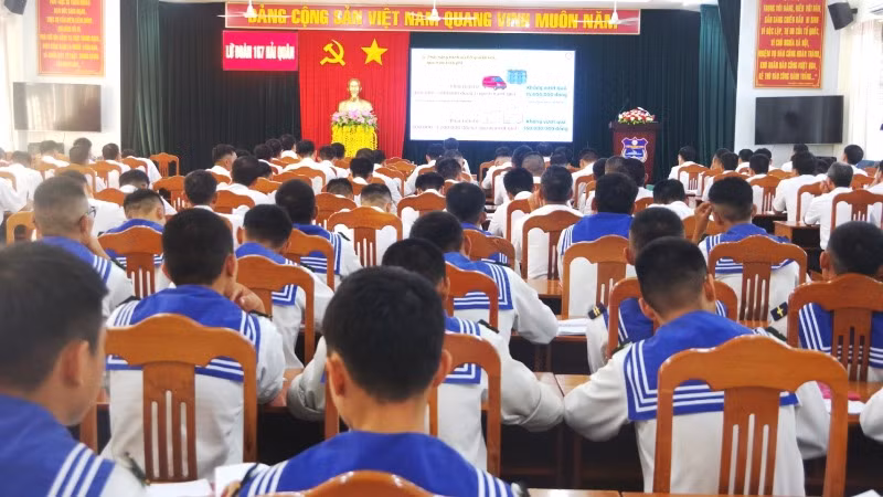 Cán bộ, chiến sỹ Lữ đoàn 167 Hải quân nghiên cứu, trao đổi nâng cao nhận thức pháp luật trên nền tảng số.