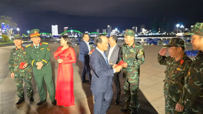 Động viên đội ngũ sĩ quan, chiến sĩ, công nhân làm nhiệm vụ trong đêm giao thừa.