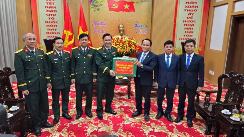 Tặng quà động viên cán bộ, chiến sĩ Bộ chỉ huy quân sự thành phố đang làm nhiệm vụ trực tết.