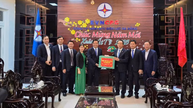 Tặng quà động viên cán bộ, kỹ sư, công nhân Điện lực Đà Nẵng đang trực ca đêm giao thừa tết Ất Tỵ.