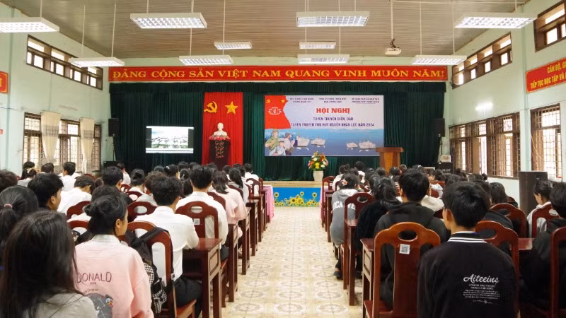 Trung đoàn 351, Vùng 3 Hải quân tổ chức tuyên truyền thu hút nguồn lực cho Hải quân tại thành phố Huế tháng 3/2024.