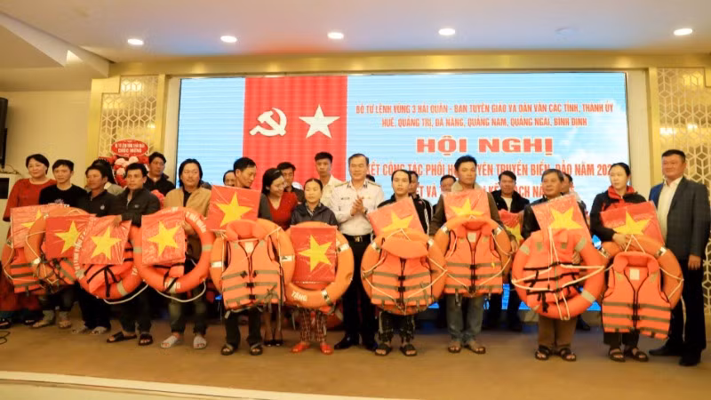 Vùng 3 Hải quân cùng các cơ quan, tổ chức, doanh nghiệp và cá nhân đồng hành tặng quà cho ngư dân.