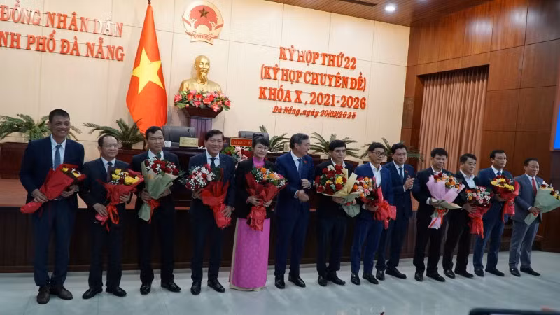 Lãnh đạo thành phố tặng hoa chúc mừng các cán bộ vừa được điều động, bổ nhiệm sau sắp xếp bộ máy.