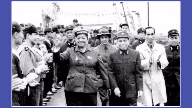 Đồng chí Nguyễn Thị Định, Phó Tư lệnh Quân giải phóng miền nam Việt Nam đến thăm đoàn 125 năm 1969.