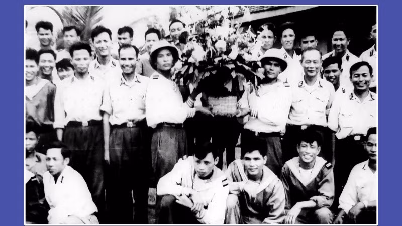 Cán bộ, chiến sĩ Đoàn 125 đón lẵng hoa của Chủ tịch nước Tôn Đức Thắng xuân 1969.