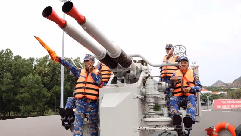 Kiểm tra việc sử dụng vũ khí, khí tài tại tàu 503.