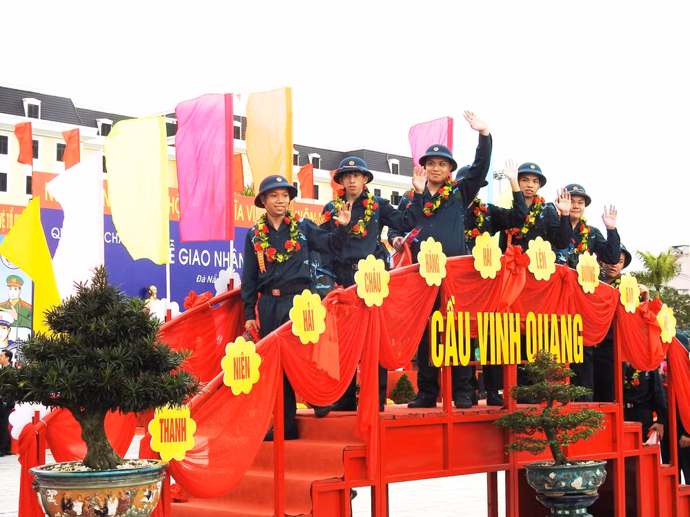 Chiến sĩ mới hào hứng bước qua cầu vinh quang, lên đường làm nghĩa vụ với đất nước.