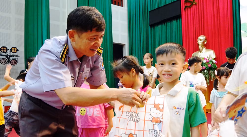 Lãnh đạo Chi đội Kiểm ngư số 2 tặng quà Trung thu cho các cháu thiếu niên, nhi đồng.