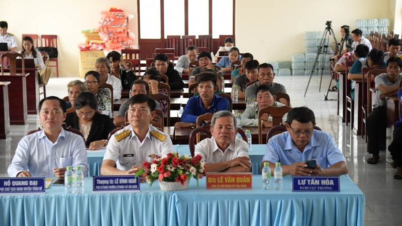 Các đại biểu và ngư dân nghe báo cáo về tình hình biển, đảo hiện nay.