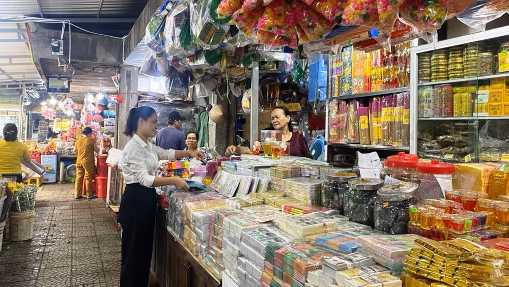 Hướng dẫn tiểu thương chợ Đông Ba về sử dụng điện an toàn trong mùa nắng nóng.