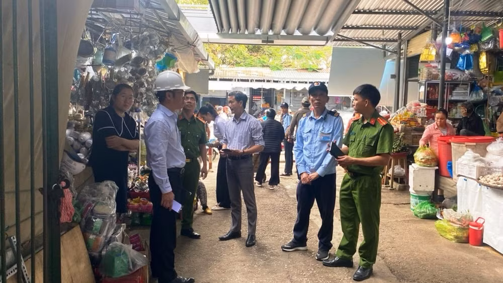 Ngành điện miền trung phối hợp với Công an, chính quyền địa phương kiểm tra, hướng dẫn an toàn điện cho khách hàng có nguy cơ cao về cháy nổ trên địa bàn 13 tỉnh/thành miền trung-Tây Nguyên