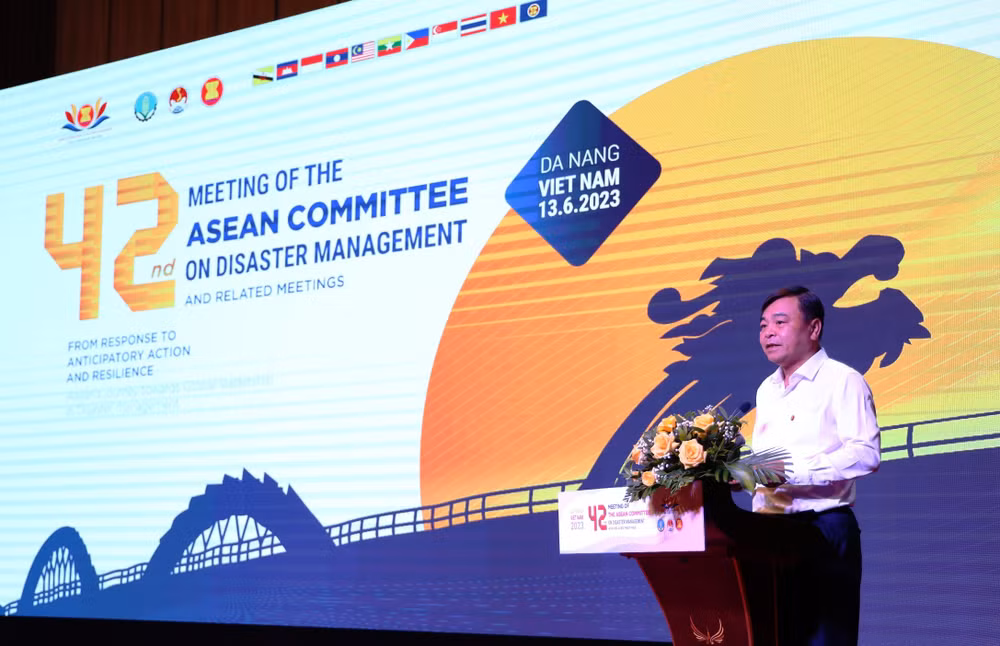 Thứ trưởng Nông nghiệp và Phát triển nông thôn Nguyễn Hoàng Hiệp: ASEAN phải cùng nhau hành động để tăng cường hơn nữa các nỗ lực giảm thiểu rủi ro thiên tai với người dân và với cộng đồng.