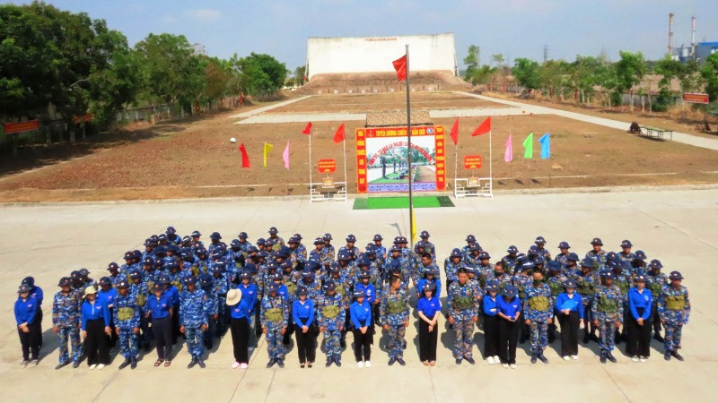 Đoàn cơ sở Trung tâm Huấn luyện và Huyện Đoàn Nhơn Trạch phối hợp ra quân thực hiện Chương trình tiếp sức mùa huấn luyện.