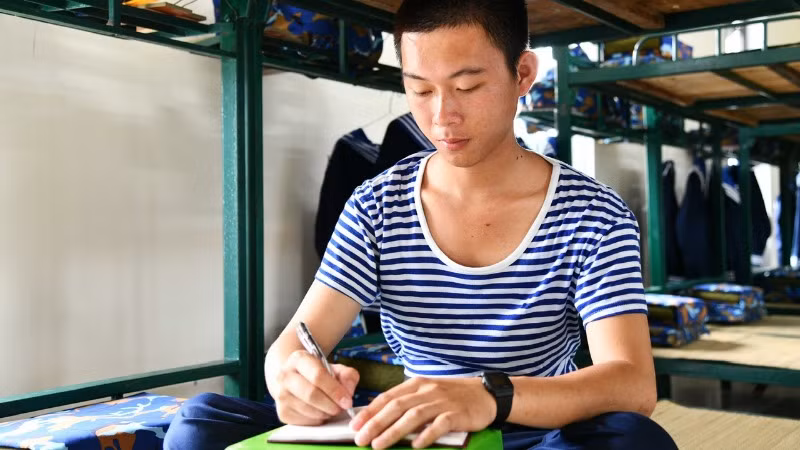 Tranh thủ viết thư cho người thân, bạn bè, người yêu...