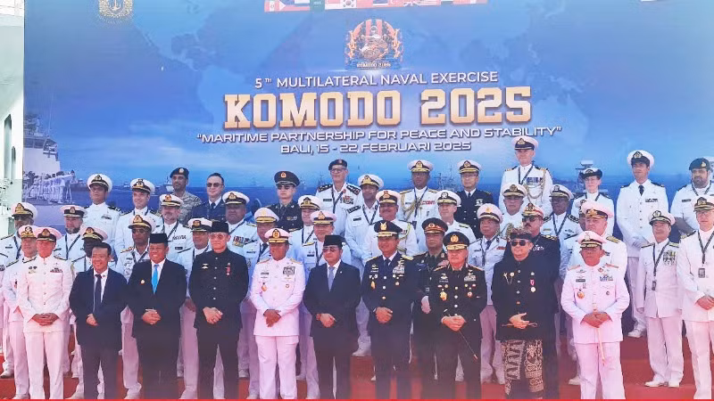 Đại diện Hải quân các nước tham gia diễn tập chụp ảnh lưu niệm.