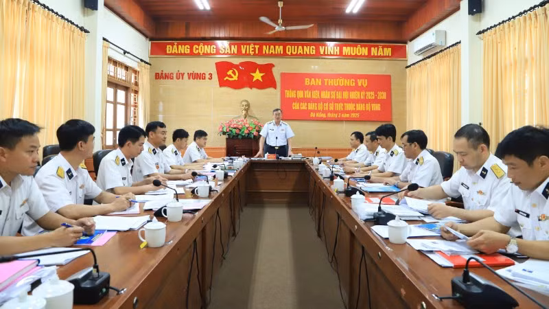 Chuẩn đô đốc Nguyễn Đăng Tiến, Bí thư Đảng ủy, Chính ủy Vùng 3 Hải quân phát biểu chỉ đạo tại hội nghị. 