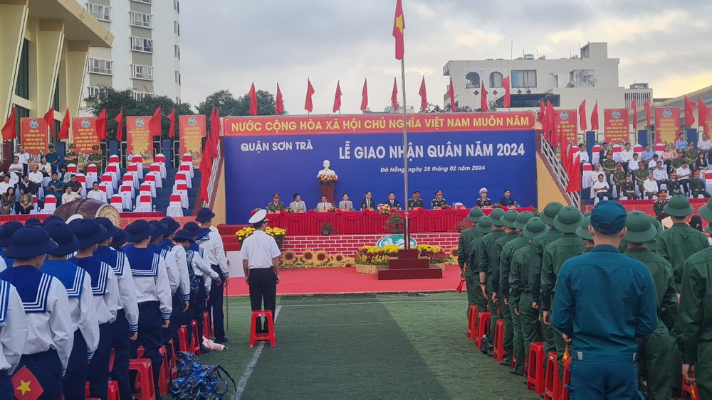 Lễ giao nhận quân tại quận Sơn Trà, với sự tham dự của đồng chí Trần Phước Sơn, Phó Chủ tịch Thường trực phụ trách HĐND thành phố Đà Nẵng. 