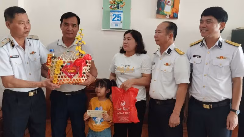 Tặng quà gia đình quân nhân hoàn cảnh khó khăn.