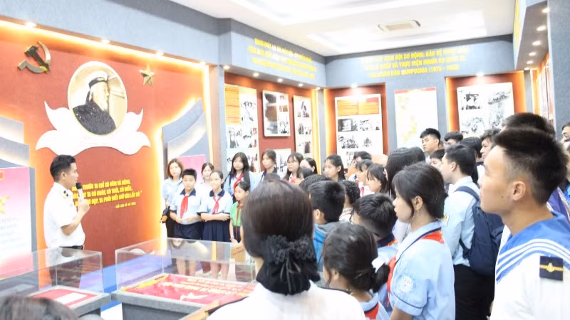 Các đại biểu thăm quan nhà truyền thống.