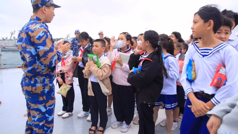 Các em học nghe giới thiệu về tàu chiến đấu Hải quân và trải nghiệm thực tế.