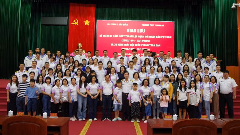 Đoàn đại biểu cán bộ, giáo viên Trường trung học phổ thông Thanh Đa, Thành phố Hồ Chí Minh giao lưu với cán bộ, chiến sĩ Vùng 2 Hải quân.