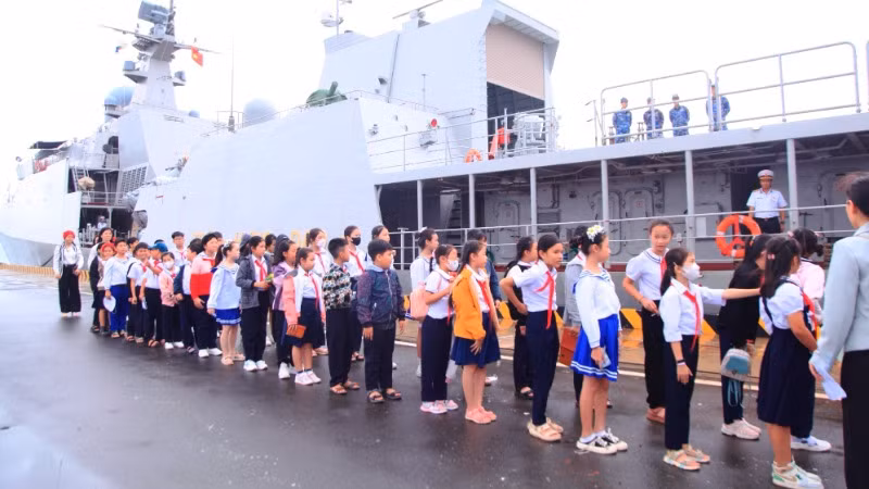 Đoàn giáo viên, học sinh Trường tiểu học Cam Nghĩa 1, thành phố Cam Ranh, tỉnh Khánh Hòa tham quan tàu chiến đấu tại quân cảng Cam Ranh.