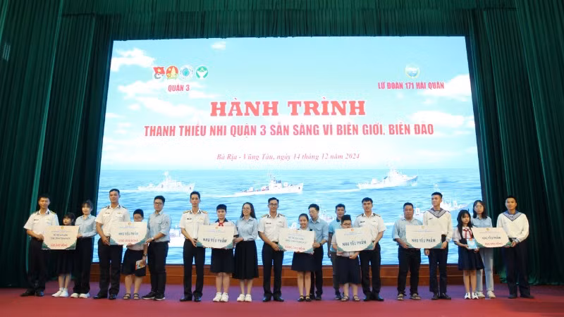 Đại diện Quận đoàn Quận 3, TP Hồ Chí Minh trao học bổng cho con cán bộ, chiến sĩ Lữ đoàn.
