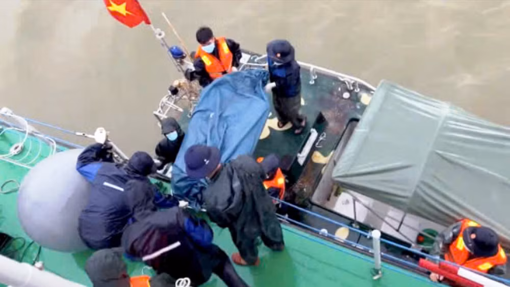 Tàu 285, Lữ đoàn 170 Vùng 1 Hải quân tiếp nhận 2 thi thể từ lực lượng trục vớt.