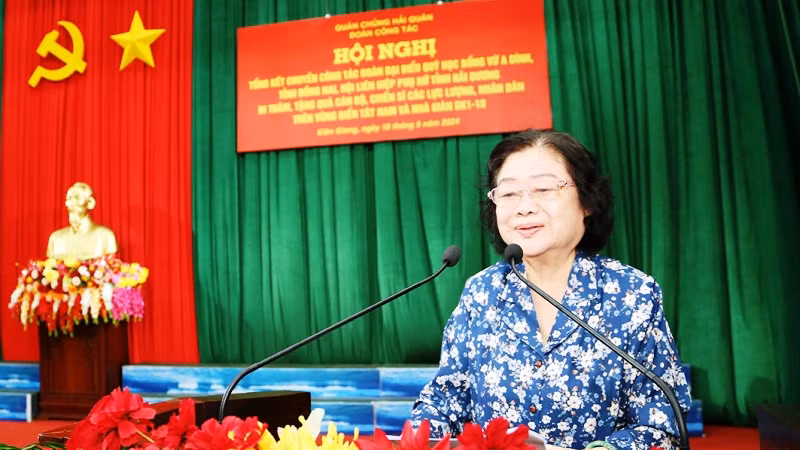 Đồng chí Trương Mỹ Hoa, nguyên Bí thư TƯ Đảng, nguyên Phó Chủ nước phát biểu tại buổi làm việc.