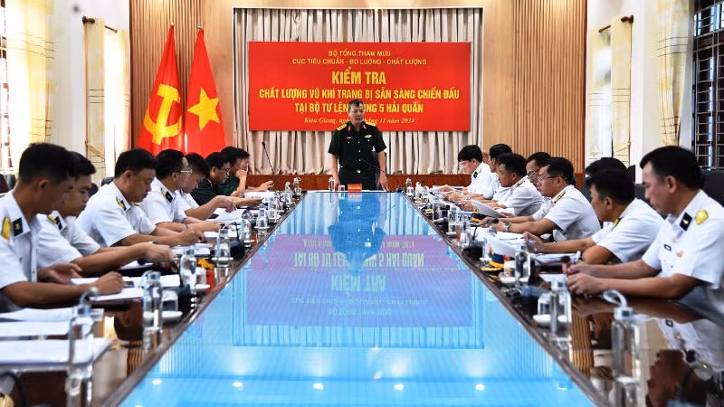 Đoàn công tác phổ biến nội dung kiểm tra chất lượng vũ khí, trang bị sẵn sàng chiến đấu tại Vùng 5 Hải quân.